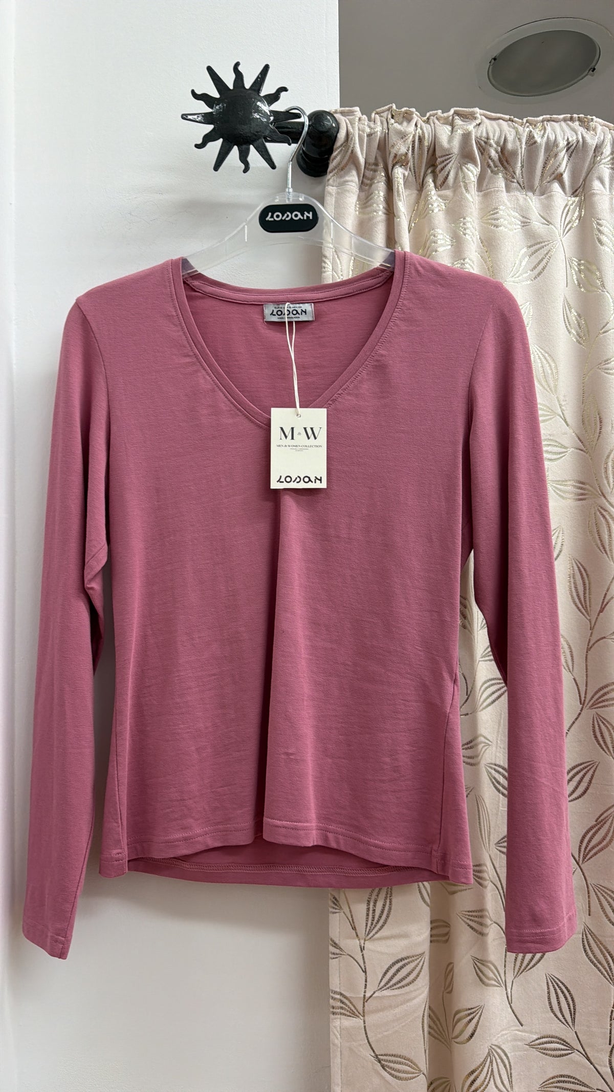 Camiseta básica rosa cuello pico — fotografía del producto
