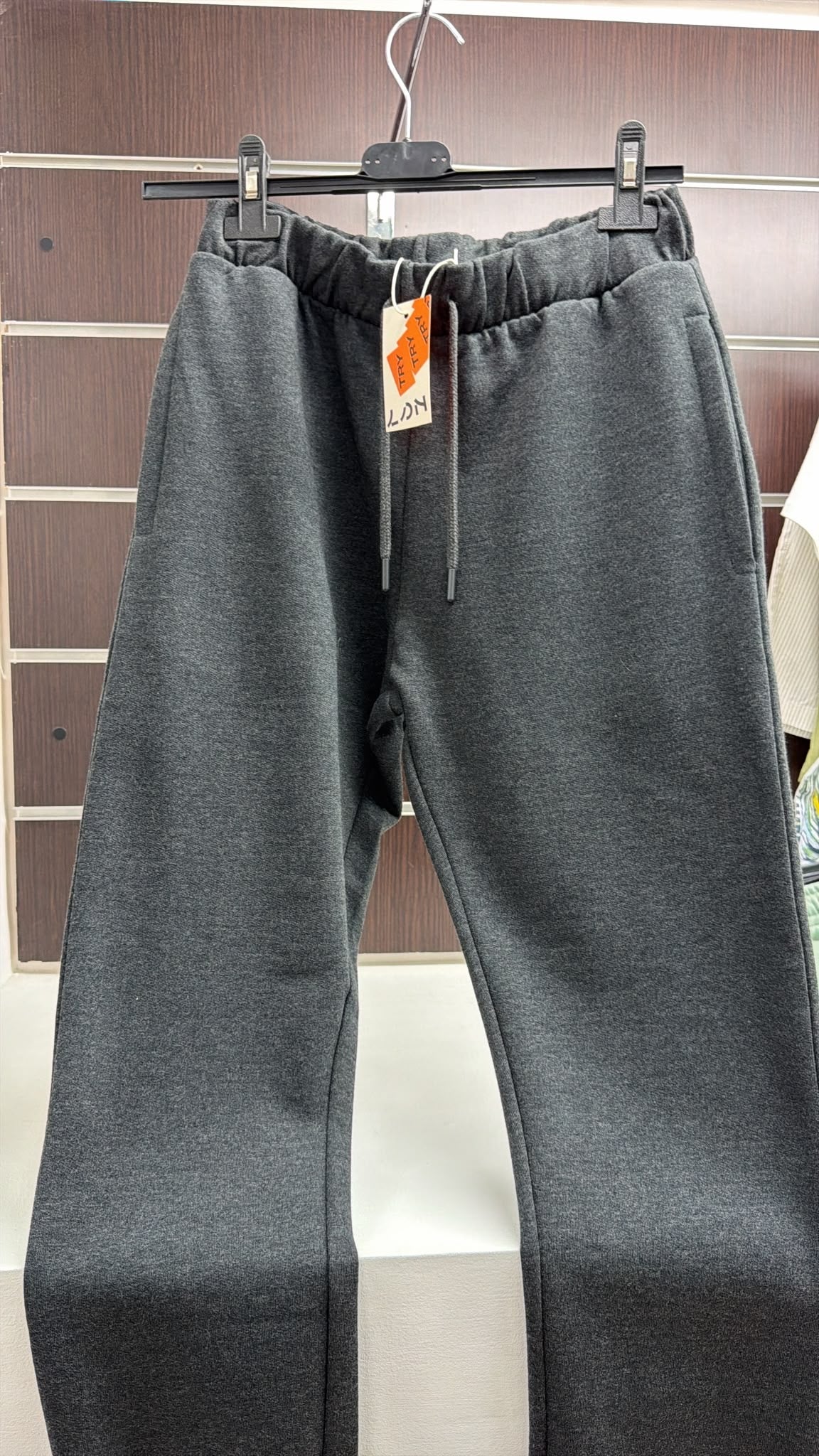 Pantalón deportivo infantil gris oscuro con cremalleras — fotografía del producto