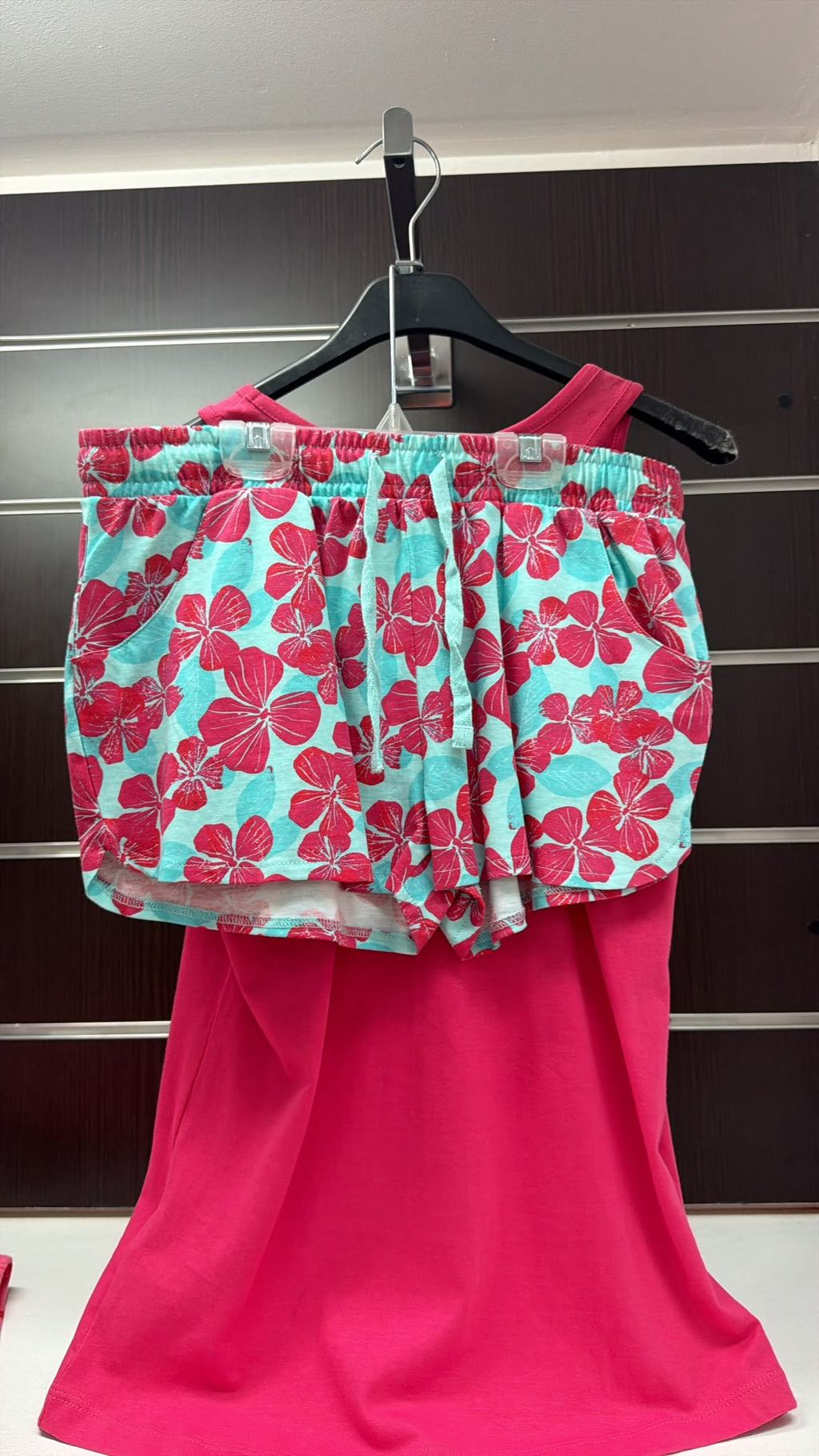 Conjunto Losan camiseta fucsia y short floral — fotografía del producto