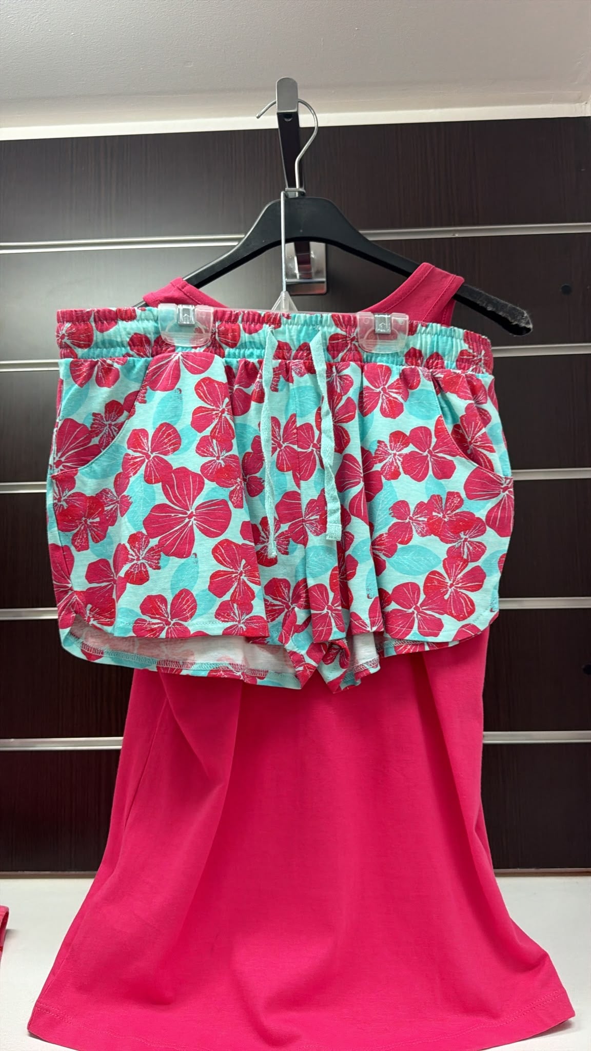 Conjunto Losan camiseta fucsia y short floral — fotografía del producto