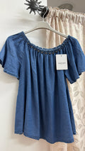 Blusa vaquera azul con escote elástico y tachuelas — fotografía del producto
