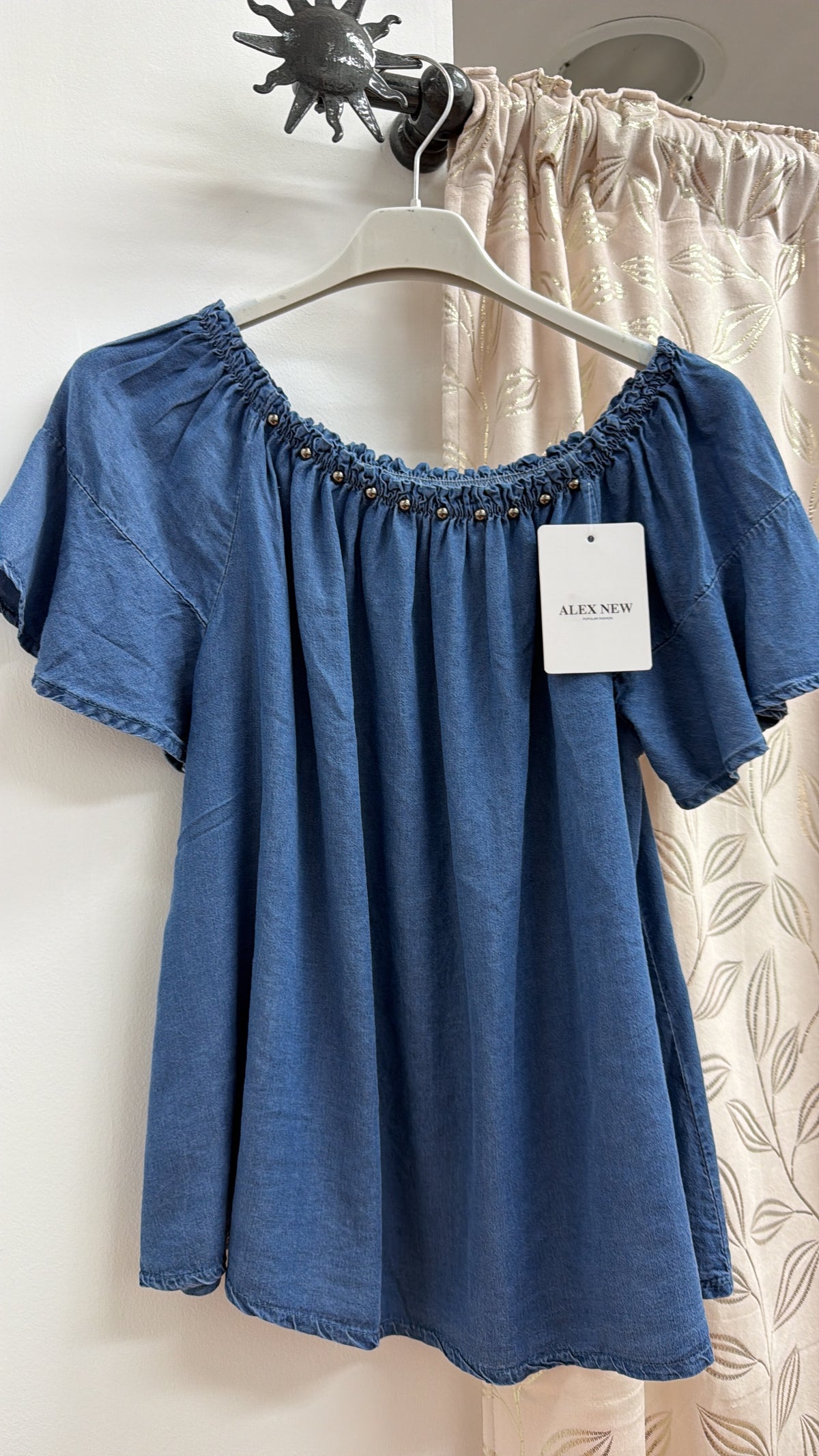 Blusa vaquera azul con escote elástico y tachuelas — fotografía del producto