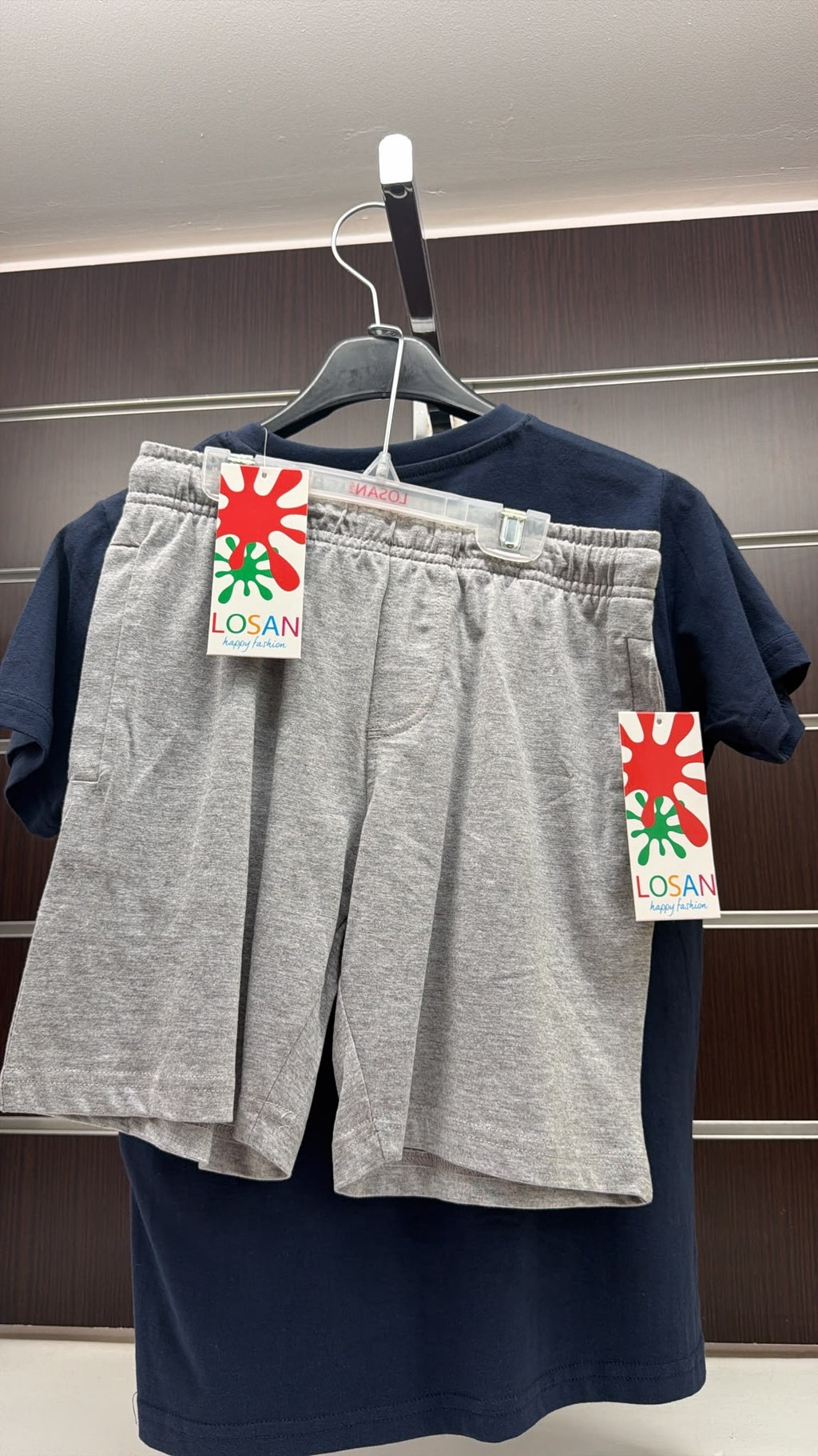 Conjunto niño Losan camiseta Party Ever y bermuda gris — fotografía del producto