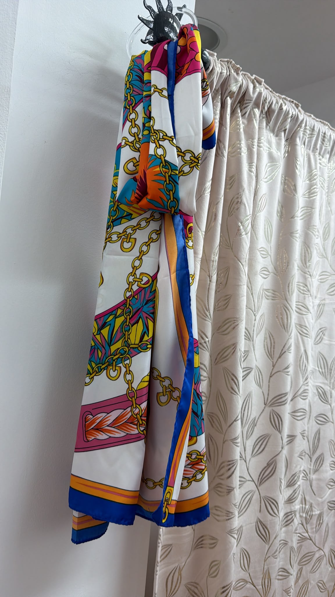 Pañuelo estampado cadenas multicolor — fotografía del producto