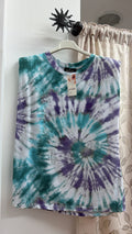 Camiseta tie-dye con hombreras en verde y morado — fotografía del producto