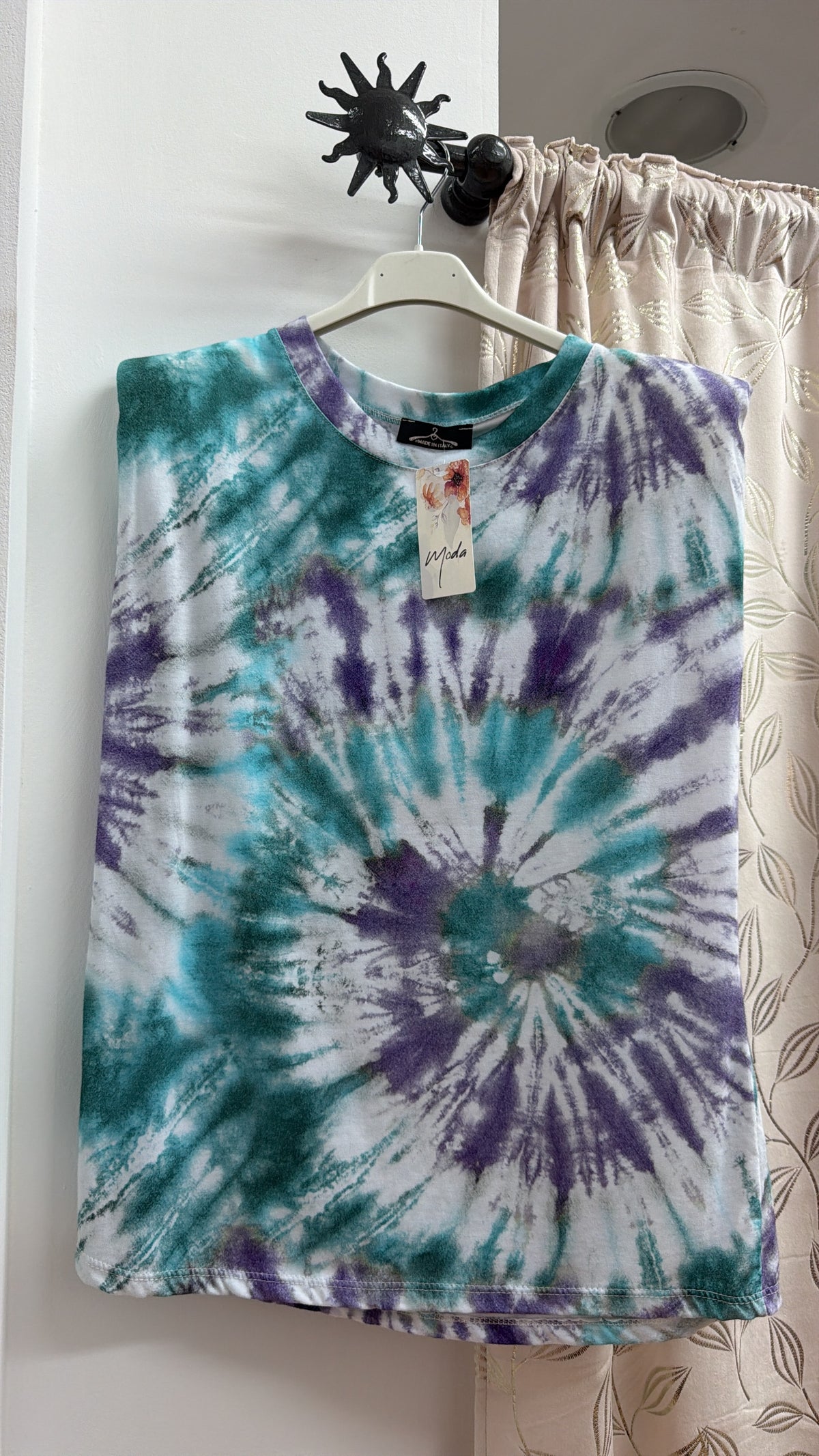 Camiseta tie-dye con hombreras en verde y morado — fotografía del producto