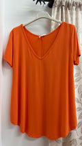 Camiseta naranja básica con escote en pico — fotografía del producto