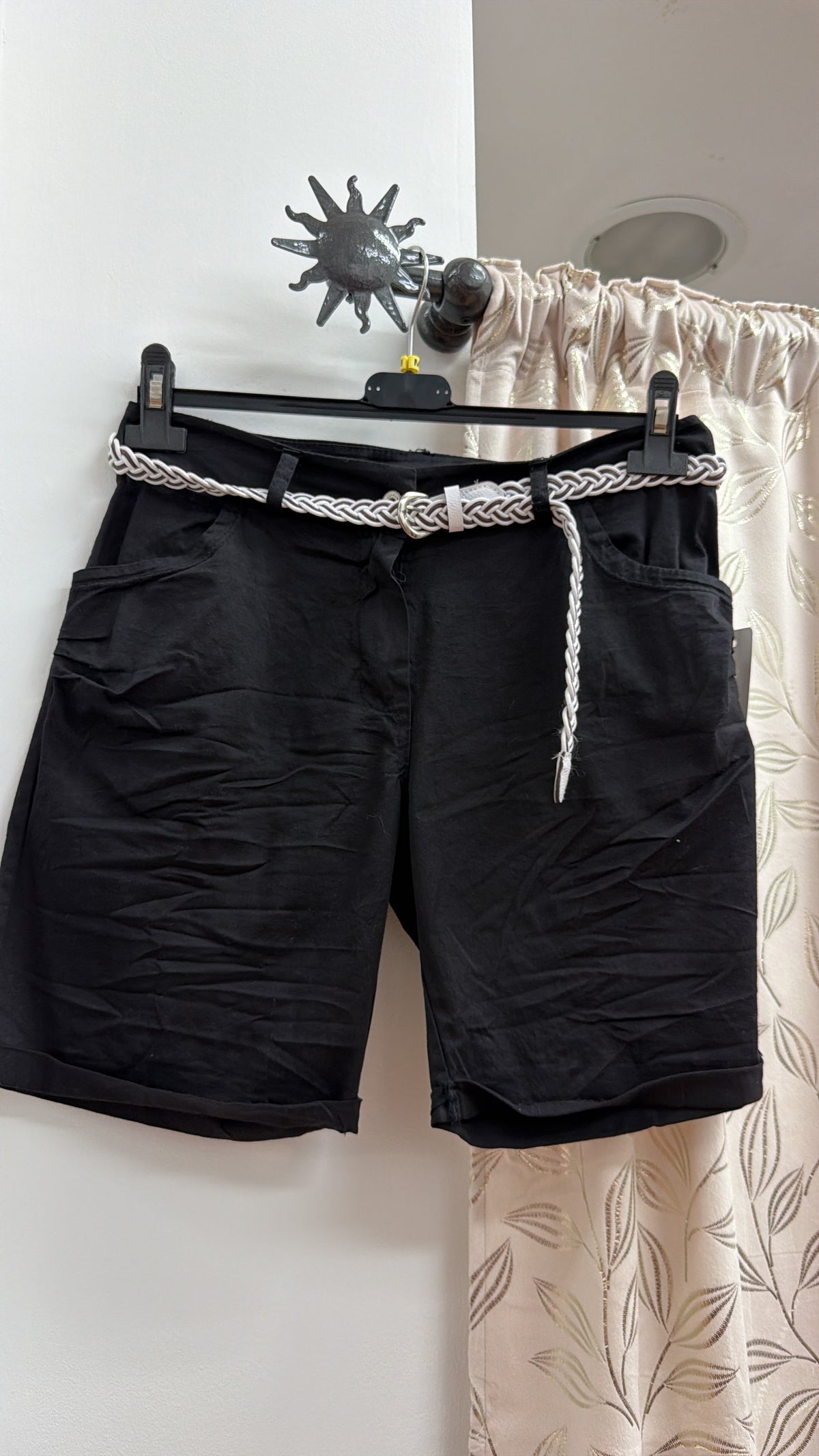 Bermuda negra con cinturón trenzado — fotografía del producto