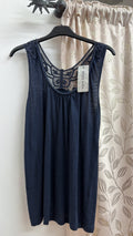 Blusa azul marino con espalda de encaje — fotografía del producto