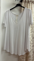 Camiseta blanca básica con escote en pico — fotografía del producto
