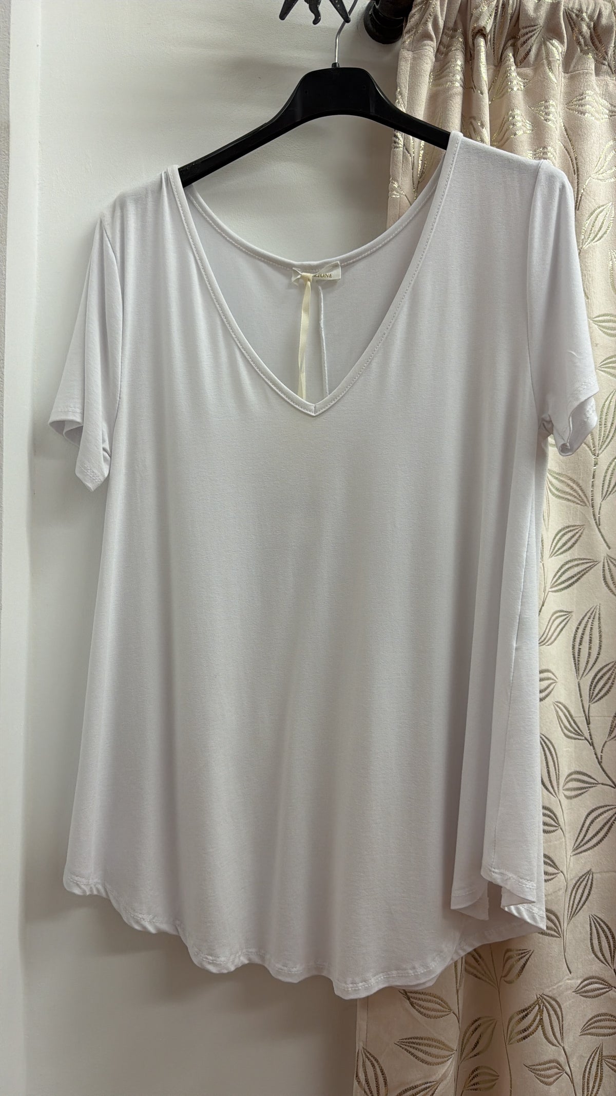 Camiseta blanca básica con escote en pico — fotografía del producto