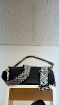 Bolso negro con asa estampada — fotografía del producto