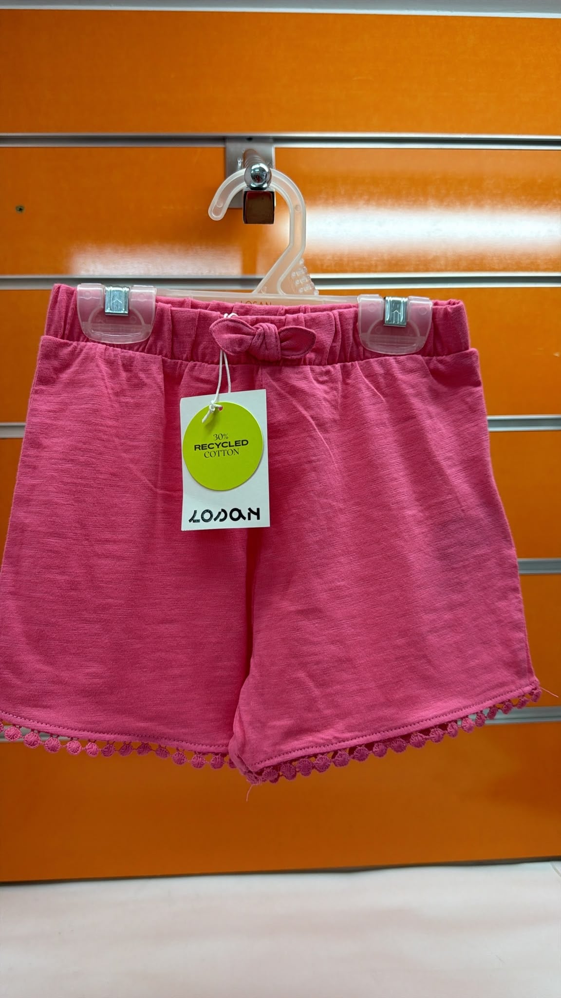 Pantalón corto bebé Losan rosa con pompones — fotografía del producto
