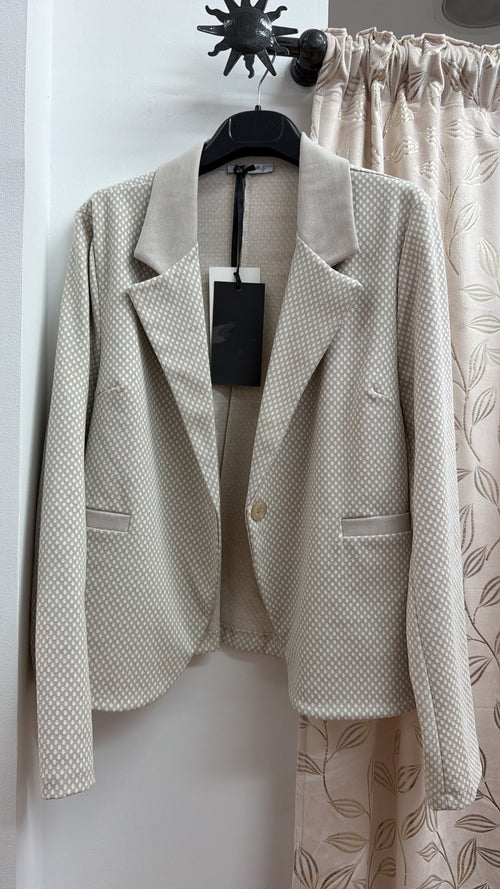 Blazer mujer beige estampado geométrico — fotografía del producto
