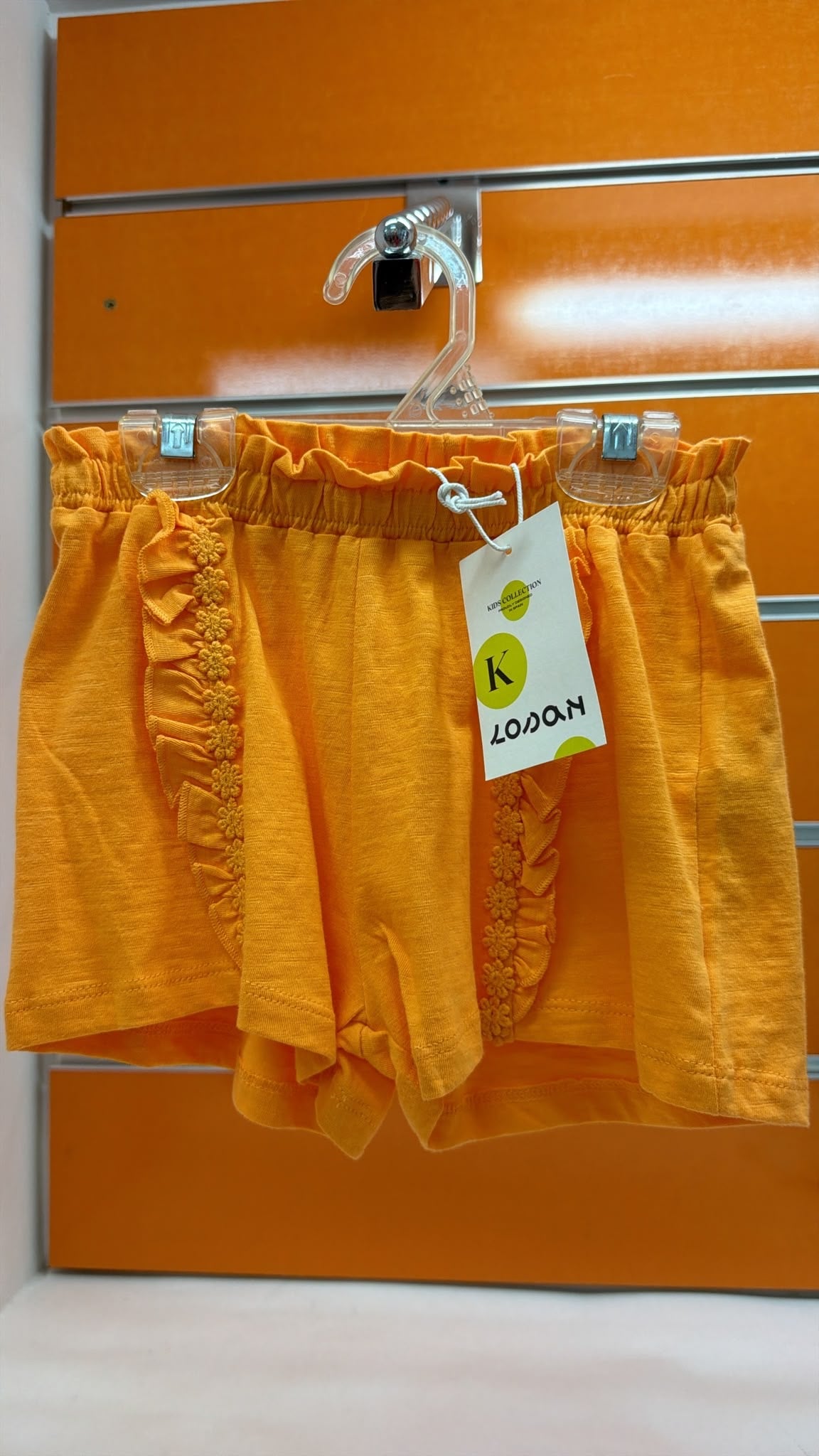 Short niña Losan naranja con volantes — fotografía del producto
