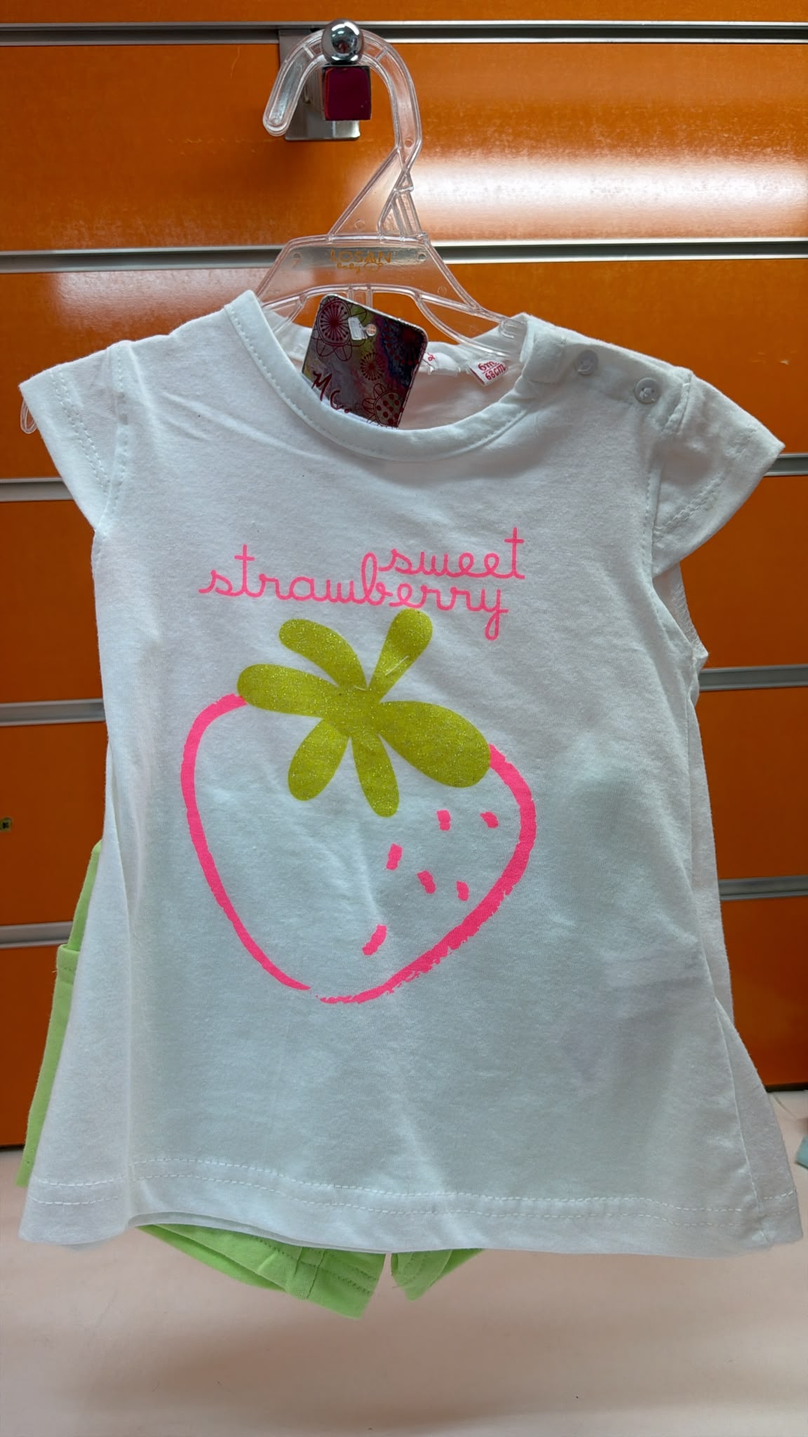Conjunto bebé niña Losan Sweet Strawberry con short verde — fotografía del producto