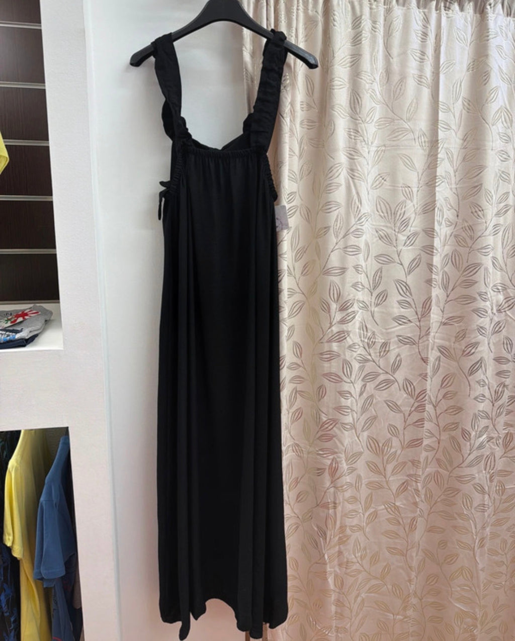 Vestido largo negro con tirantes fruncidos — fotografía del producto