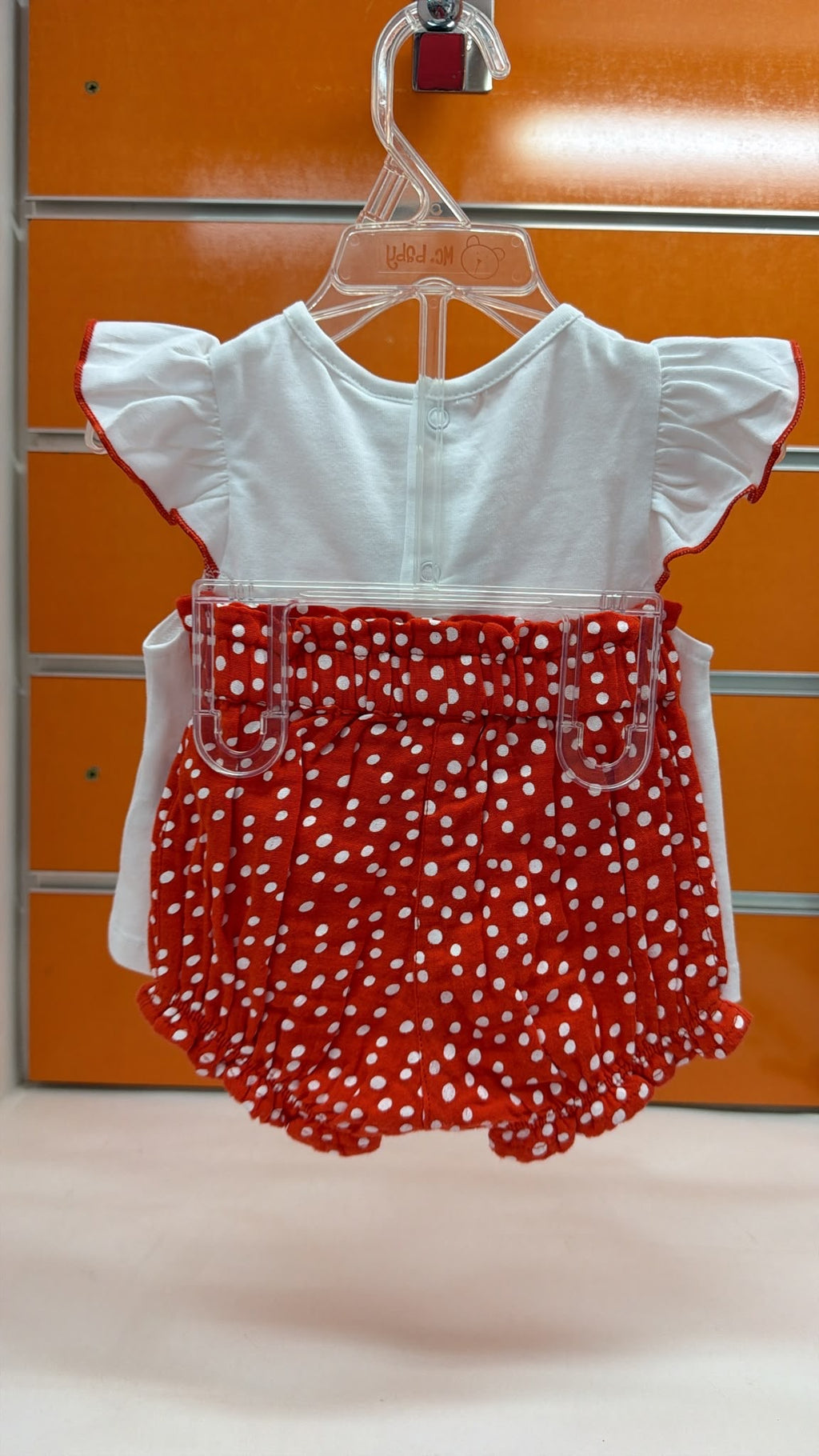 Conjunto bebé Tuc Tuc camiseta fresa y culetín rojo — fotografía del producto