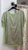 Camiseta verde con estampado cachemir — fotografía del producto