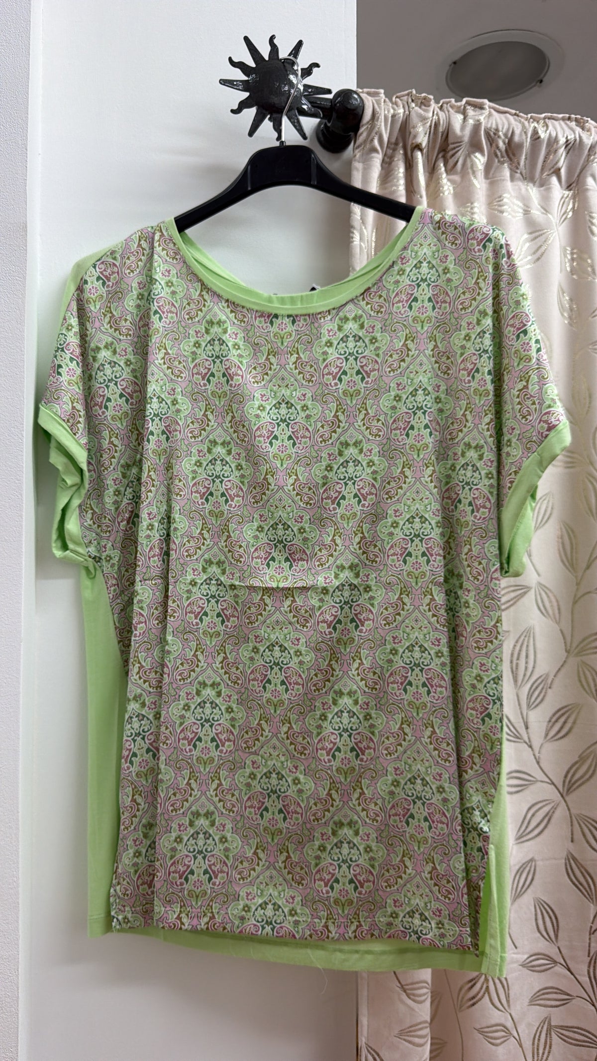 Camiseta verde con estampado cachemir — fotografía del producto