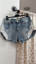 Short vaquero con perlas y encaje blanco — fotografía del producto