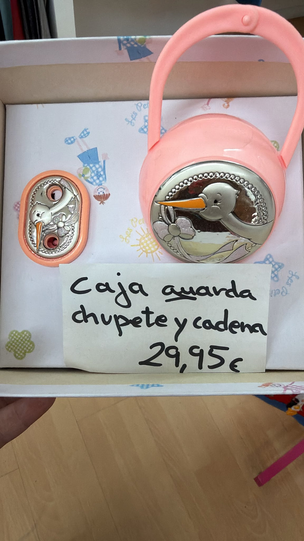 Caja guardachupete + cadena cigüeña rosa — fotografía del producto