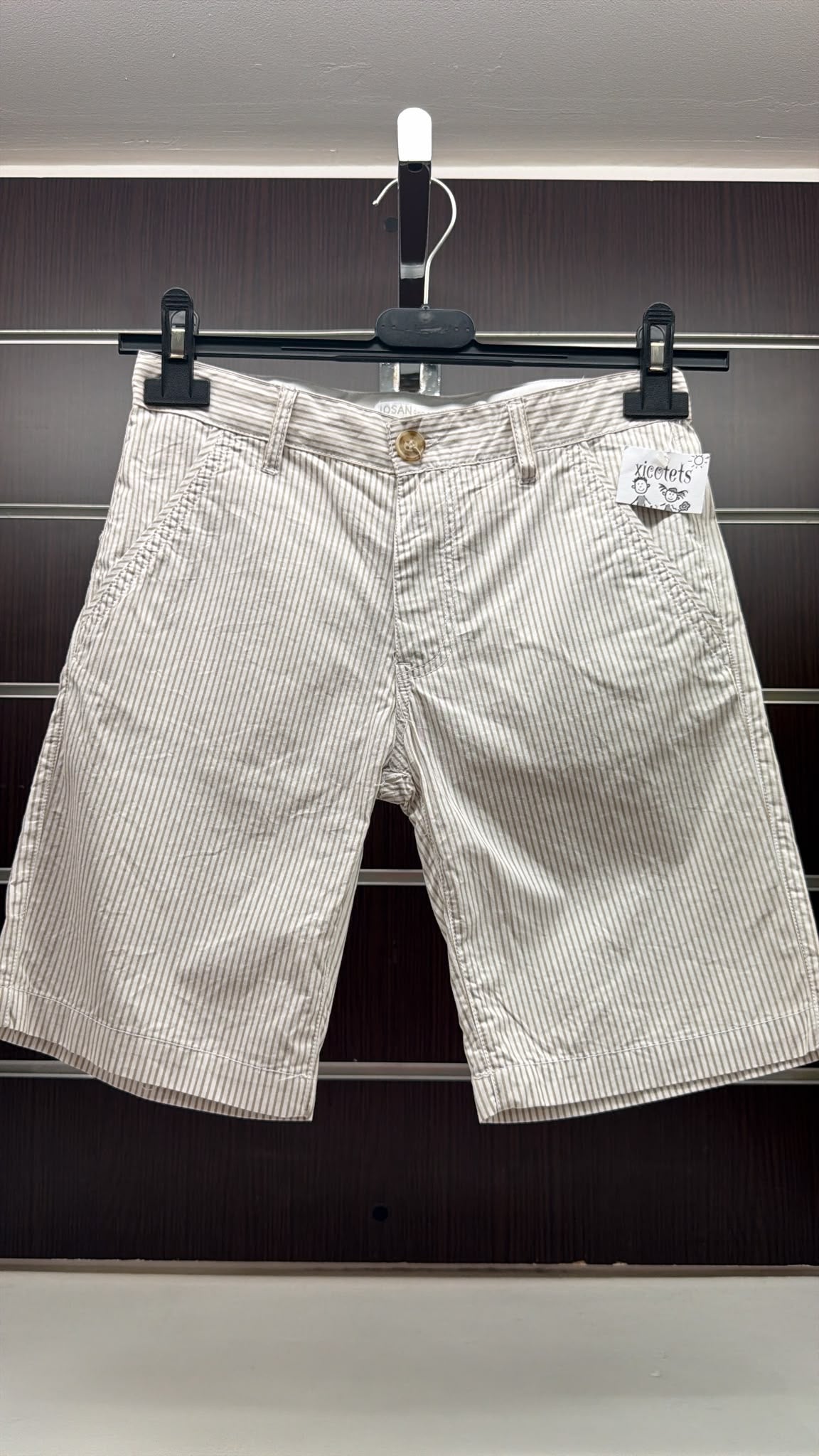 Bermuda niño Losan de rayas beige y blancas — fotografía del producto