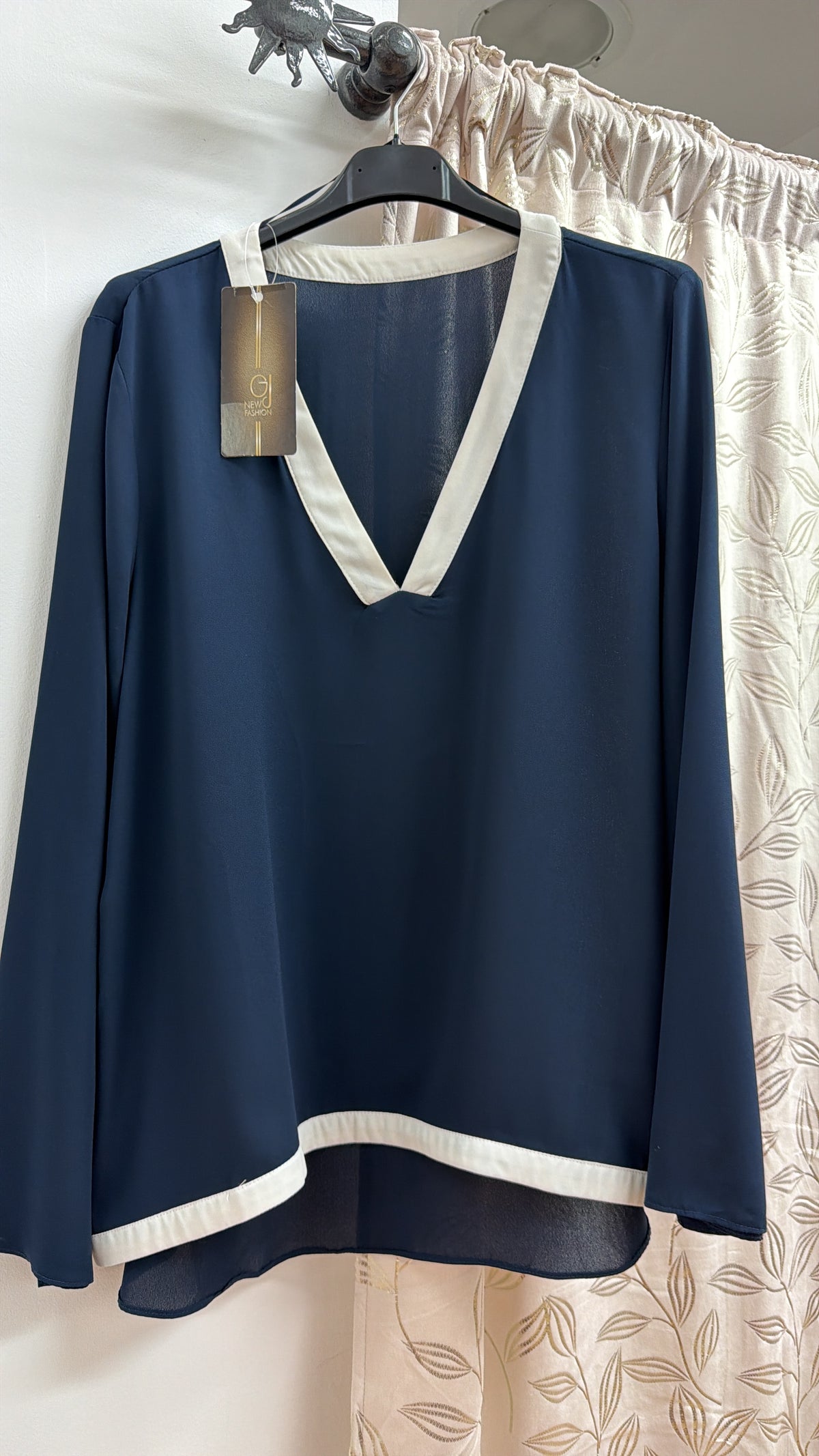 Blusa azul marino con ribete beige — fotografía del producto