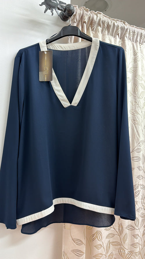 Blusa azul marino con ribete beige — fotografía del producto
