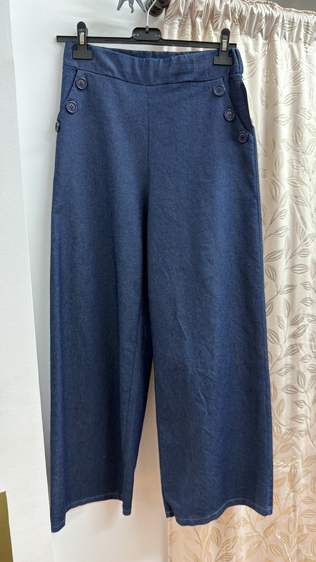 Pantalón ancho azul con botones laterales — fotografía del producto
