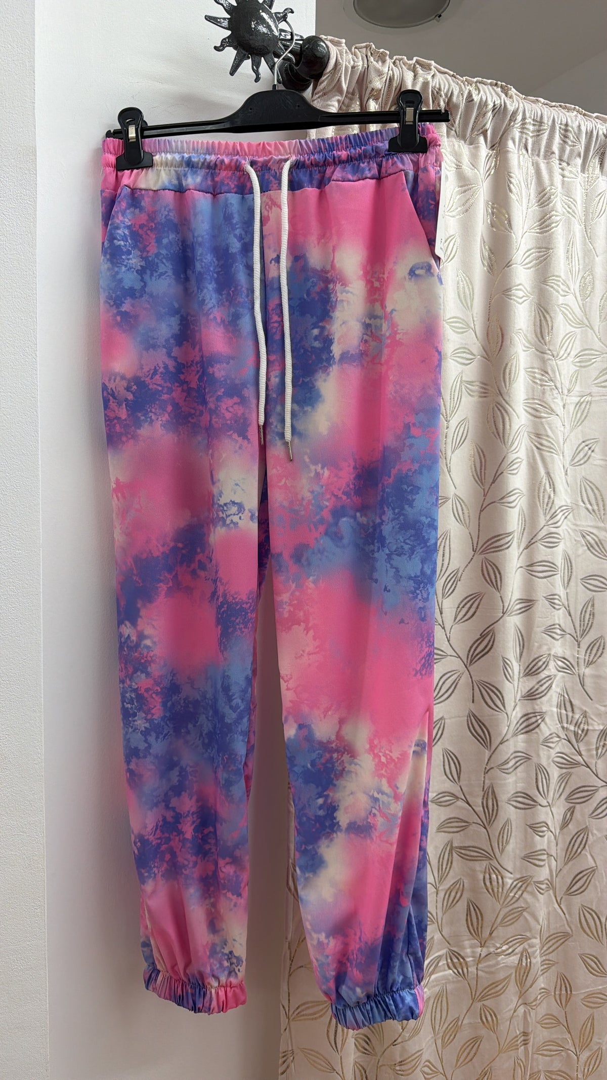 Pantalón jogger estampado tie-dye rosa y azul — fotografía del producto