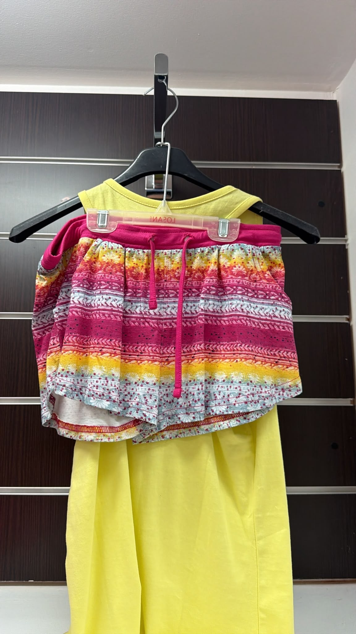 Conjunto Losan camiseta amarilla y short estampado — fotografía del producto