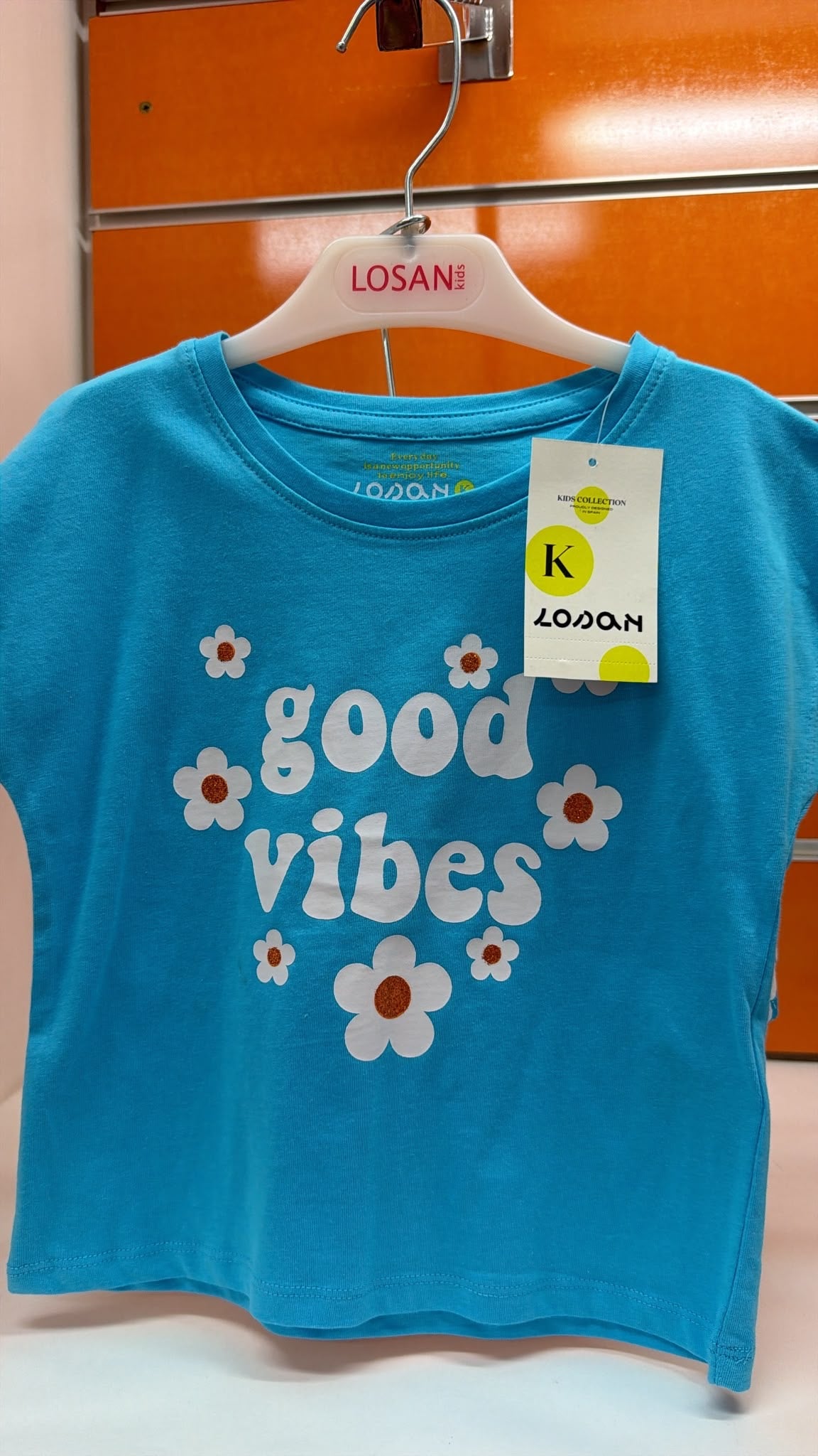 Conjunto niña Losan azul Good Vibes con short floral — fotografía del producto