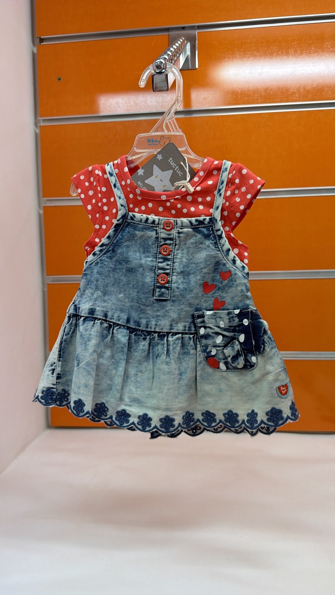 Vestido bebé Tuc Tuc vaquero con camiseta roja — fotografía del producto