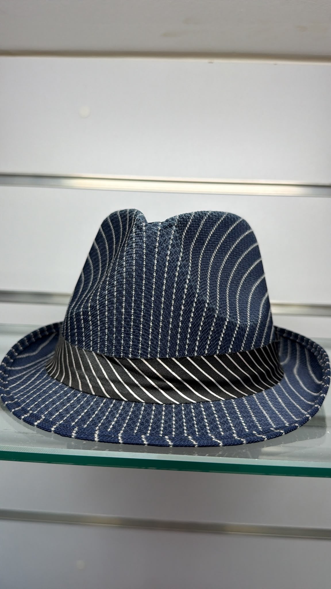 Sombrero azul marino de rayas — fotografía del producto