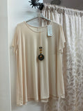 Camiseta básica beige con collar decorativo — fotografía del producto