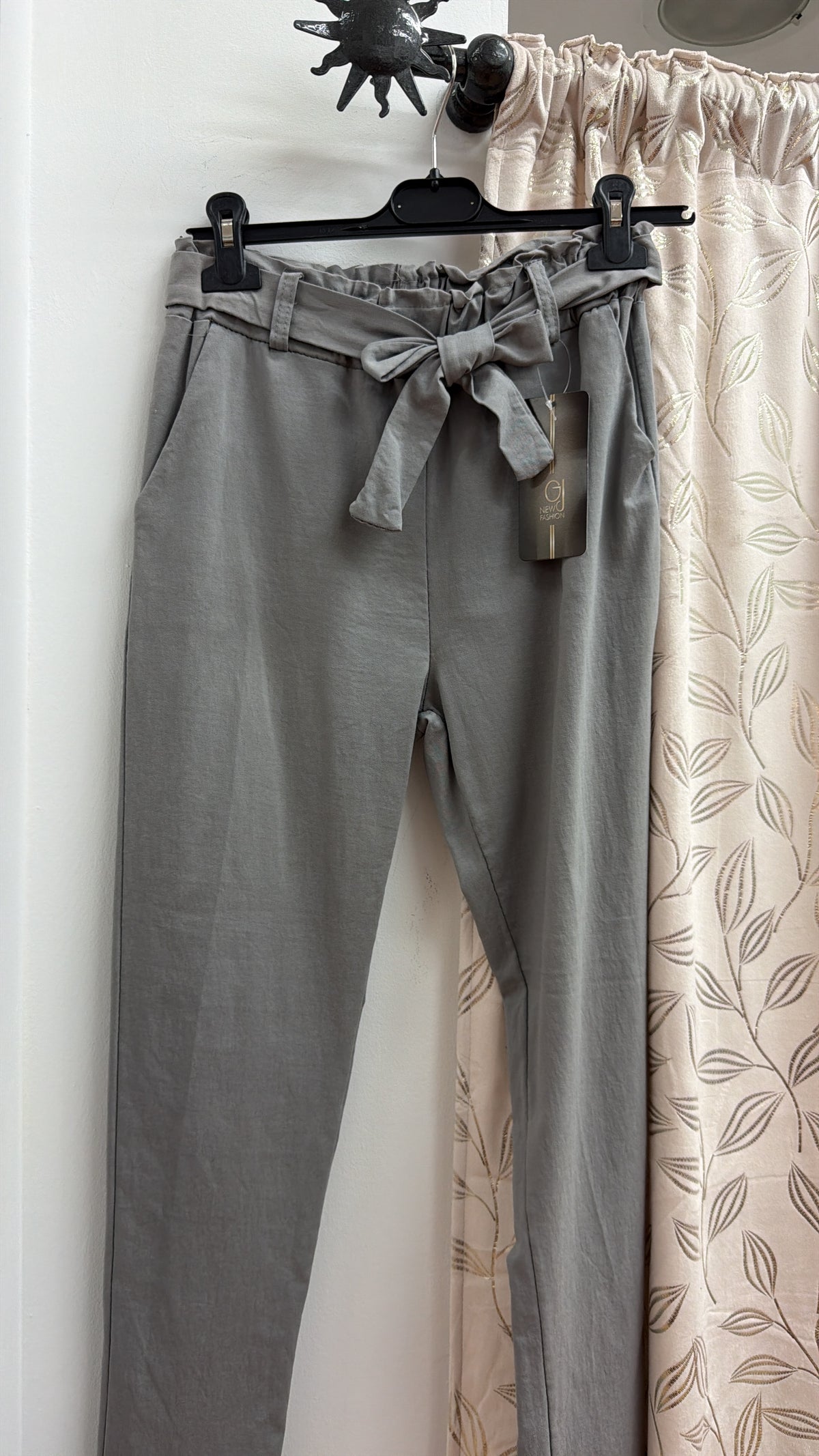Pantalón paperbag gris con lazada — fotografía del producto