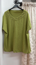 Camiseta verde oliva con tachas decorativas — fotografía del producto