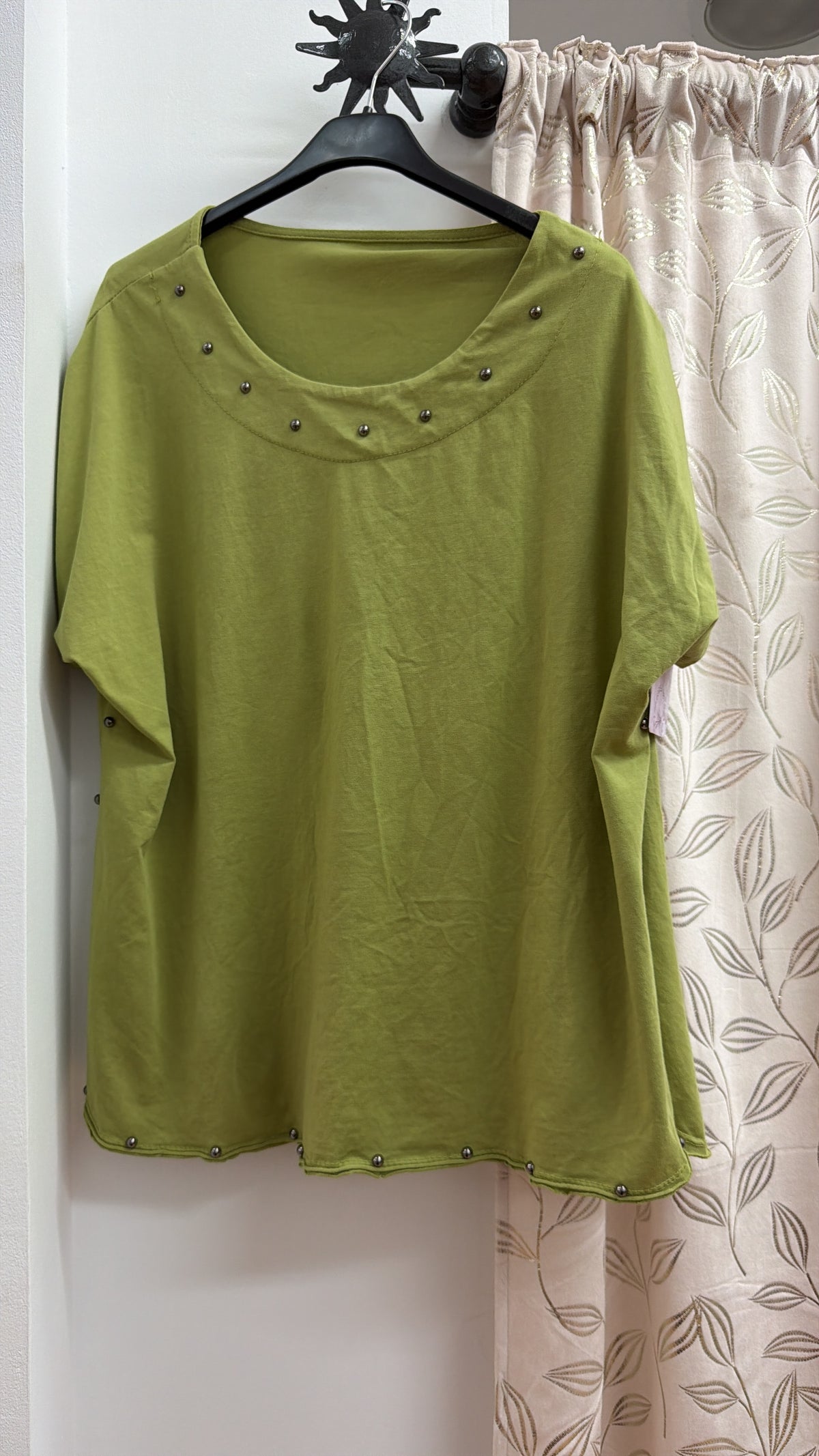 Camiseta verde oliva con tachas decorativas — fotografía del producto