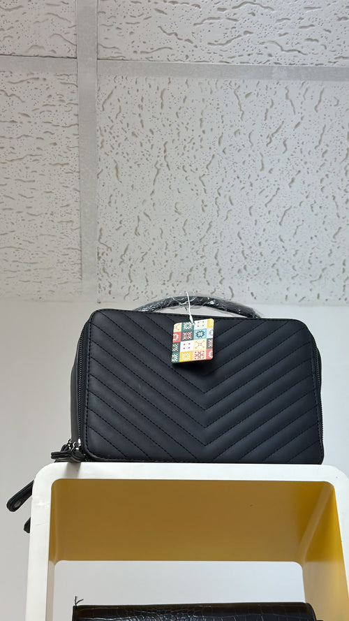 Bolso negra acolchada multifunción — fotografía del producto