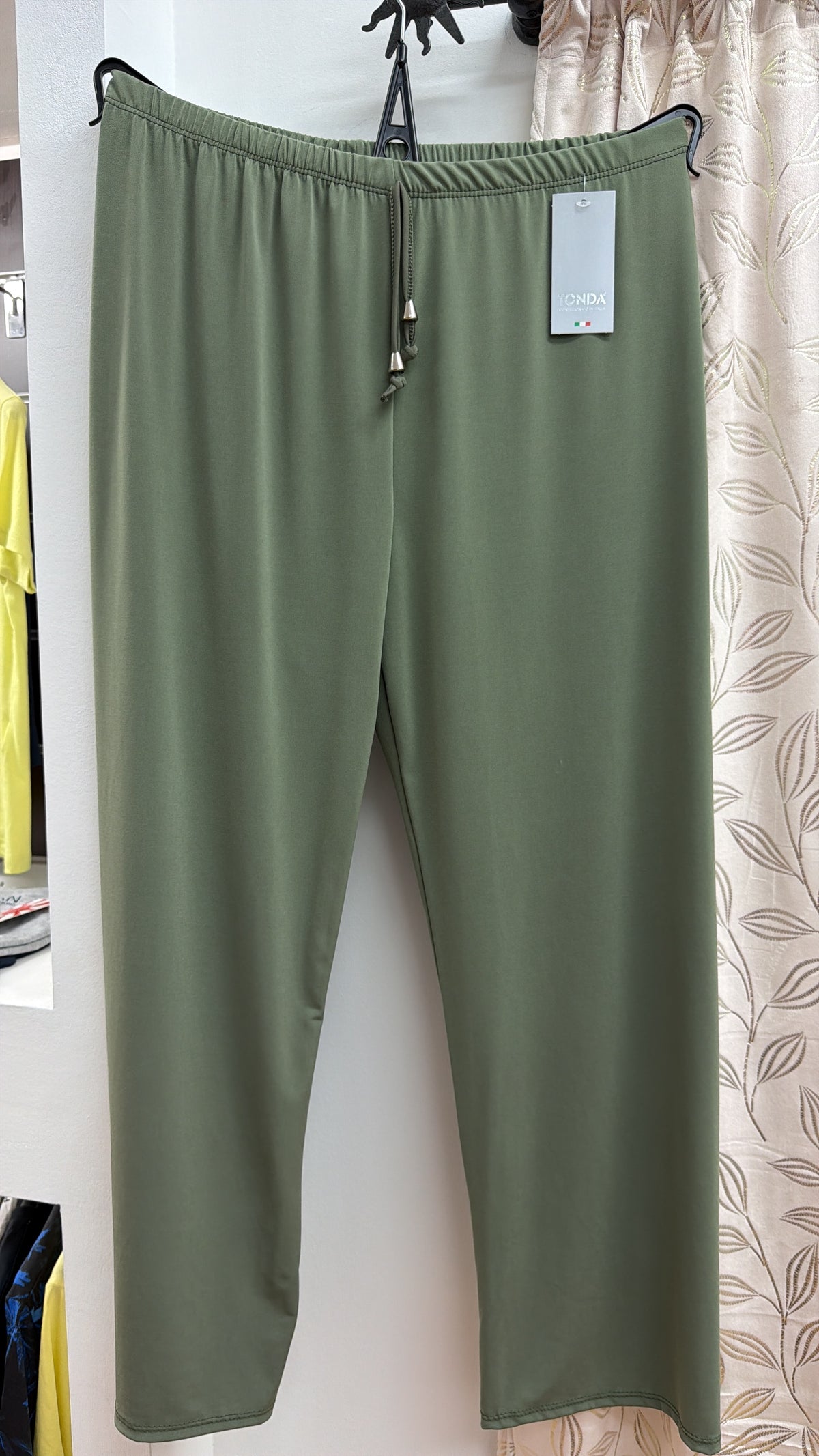 Pantalón fluido básico mujer Icona — fotografía del producto