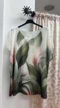 Camiseta blanca con estampado de hojas verdes — fotografía del producto