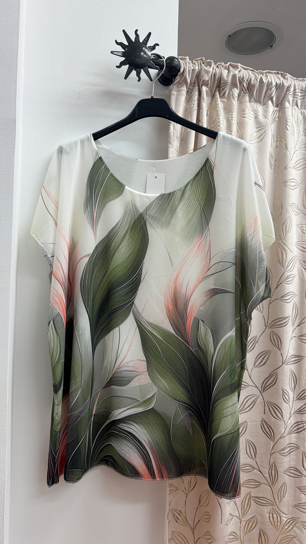 Camiseta blanca con estampado de hojas verdes — fotografía del producto