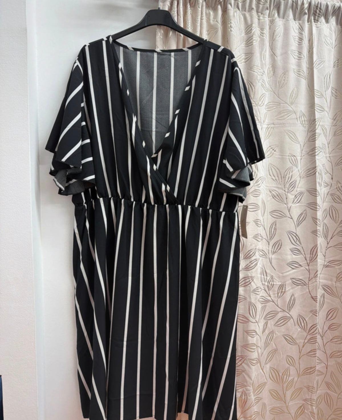 Vestido negro de rayas con escote cruzado — fotografía del producto