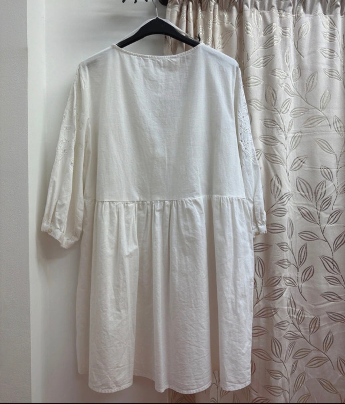 Vestido blanco bordado estilo ibicenco — fotografía del producto
