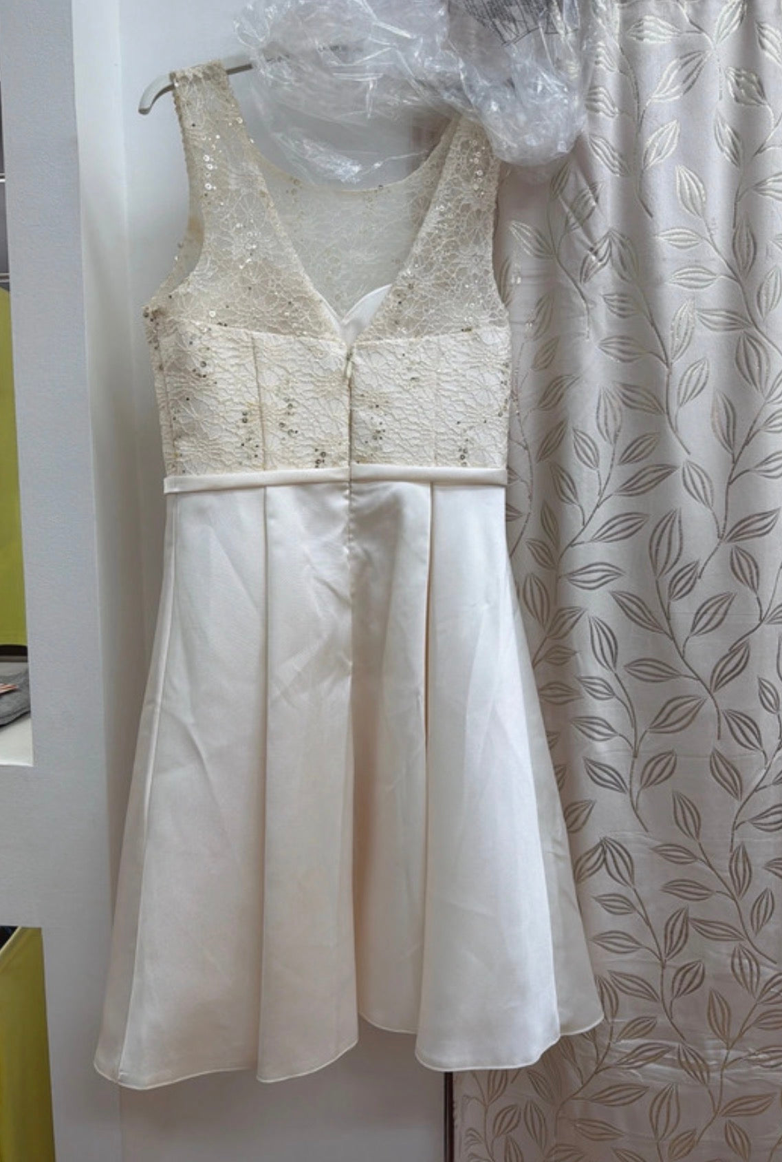 Vestido de ceremonia marfil con encaje y lazo — fotografía del producto