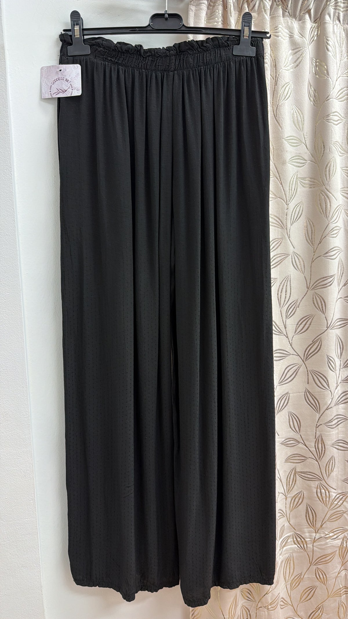 Pantalón palazzo negro texturizado — fotografía del producto