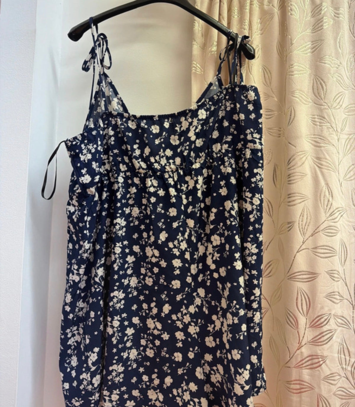 Mono corto azul marino con estampado floral — fotografía del producto
