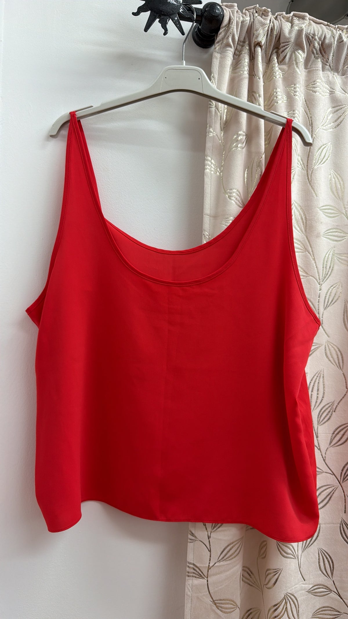 Camiseta roja fluida de tirante ancho — fotografía del producto