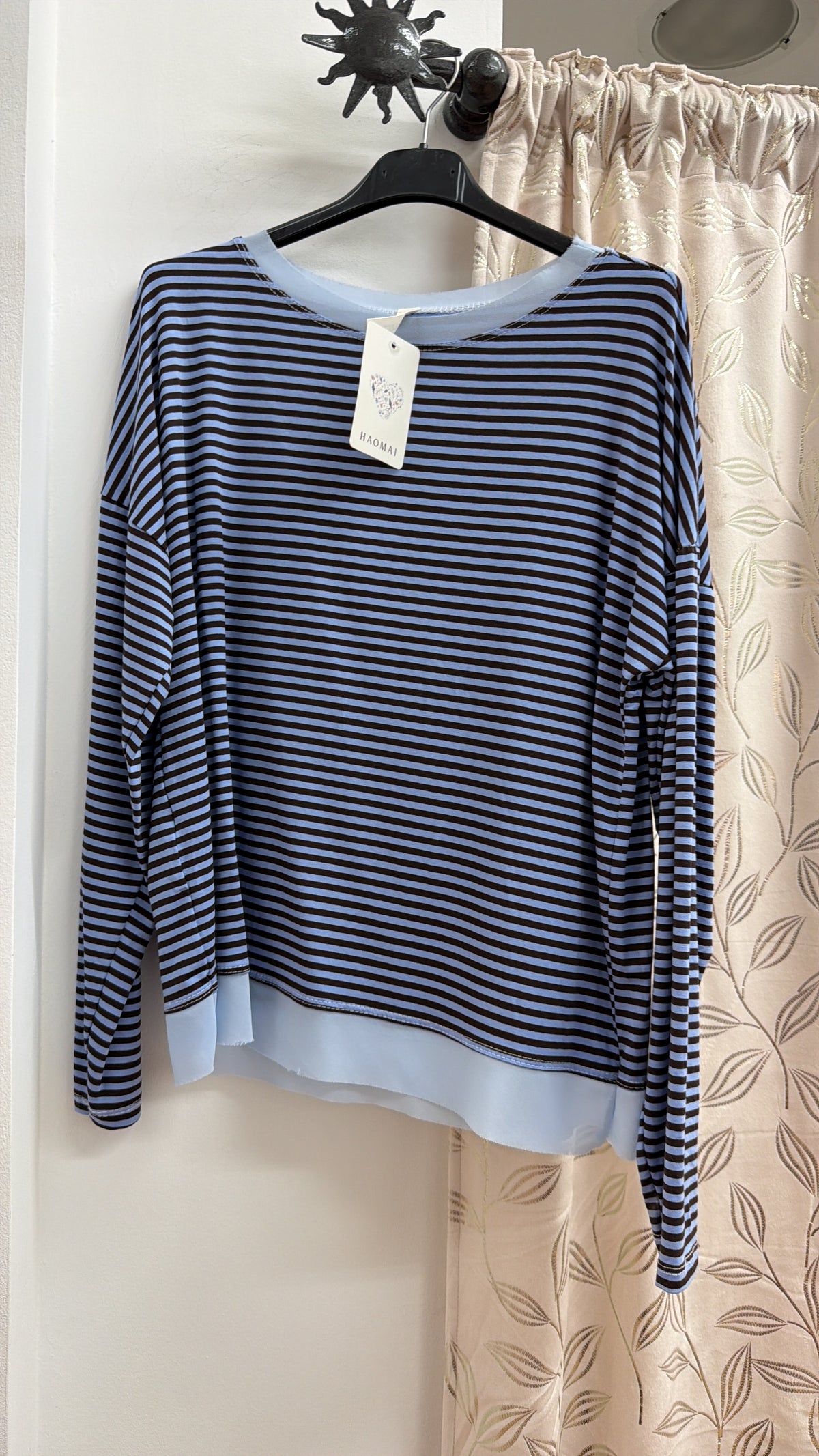 Camiseta ligera de rayas azul cielo — fotografía del producto